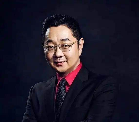没人能同时直面张绍刚和韩红的争议，除非他的名字叫撒贝宁。 但任何人都有权利在