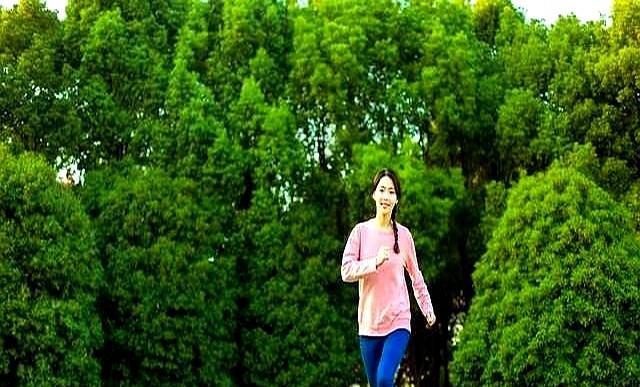 每天走够半小时，细胞能返老还童。深蹲不是年轻人的专利，六十岁也能把骨头练结实