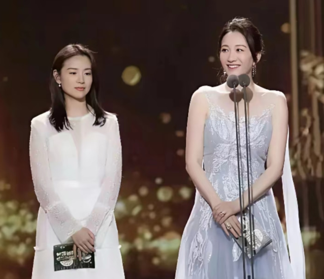 是谁说的？董洁只需要淡淡的站在那里她就赢了，她身边可是合影杀手李小冉啊好吧