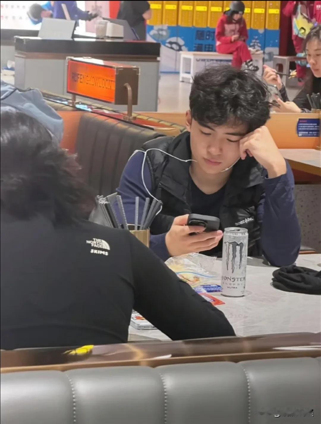 谢霆锋家的基因是真的稳定，遗传完全没跑偏，一家三代都是帅哥。近日，大儿子谢振轩（