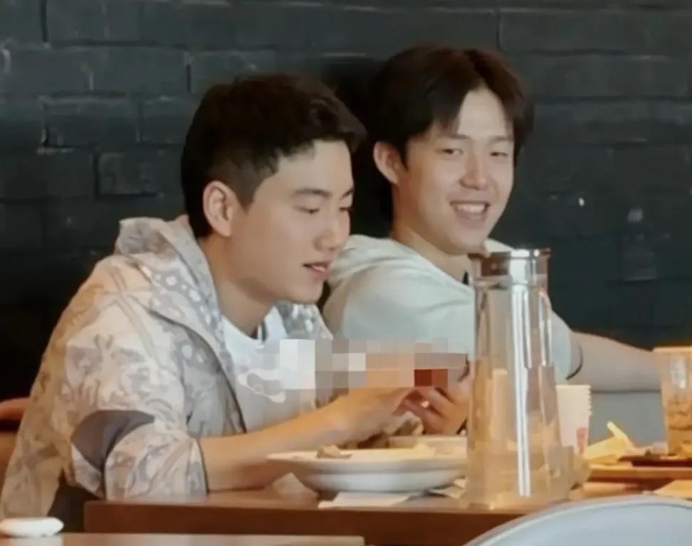 不要亿万家产不当富二代，甘愿给队友端饭、拿快递，这就是梁靖崑赛场上那个敢打敢拼