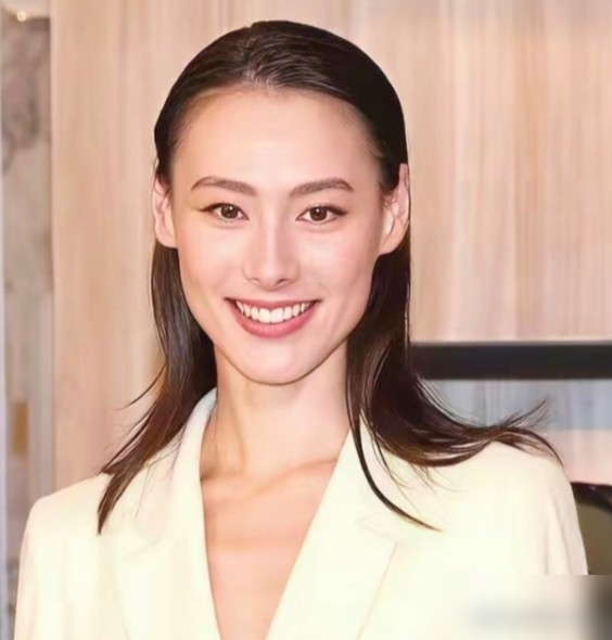 三个儿子，没领证，梁洛施这状态让多少豪门阔太睡不着觉。最近露面，一身淡蓝，脸紧致得发光。46岁了，眼
