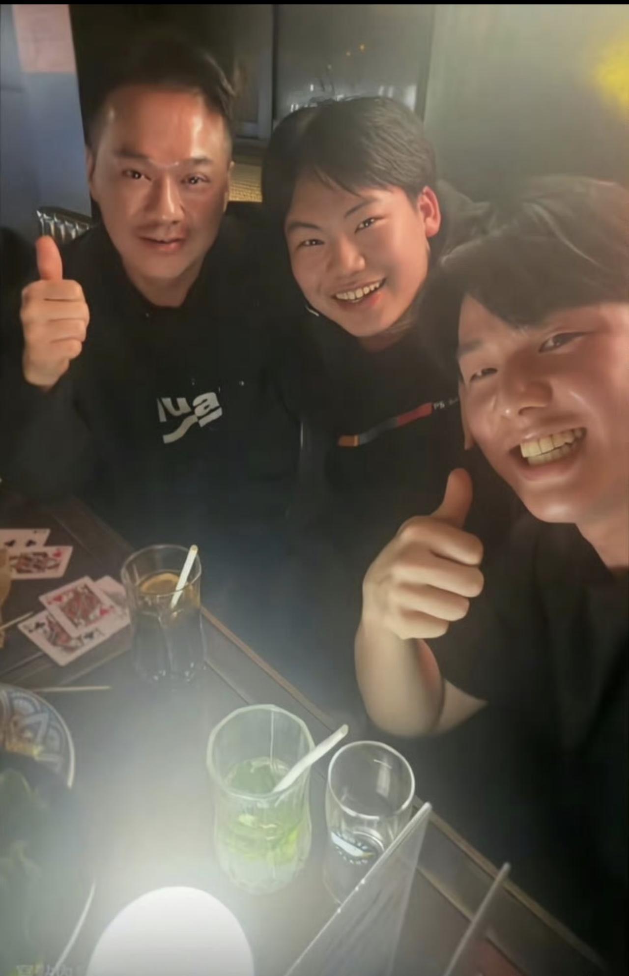 松岛不笑其实是装的：到了“夜店”就放开了！看看这张照片，松岛和安宰贤，在澳门