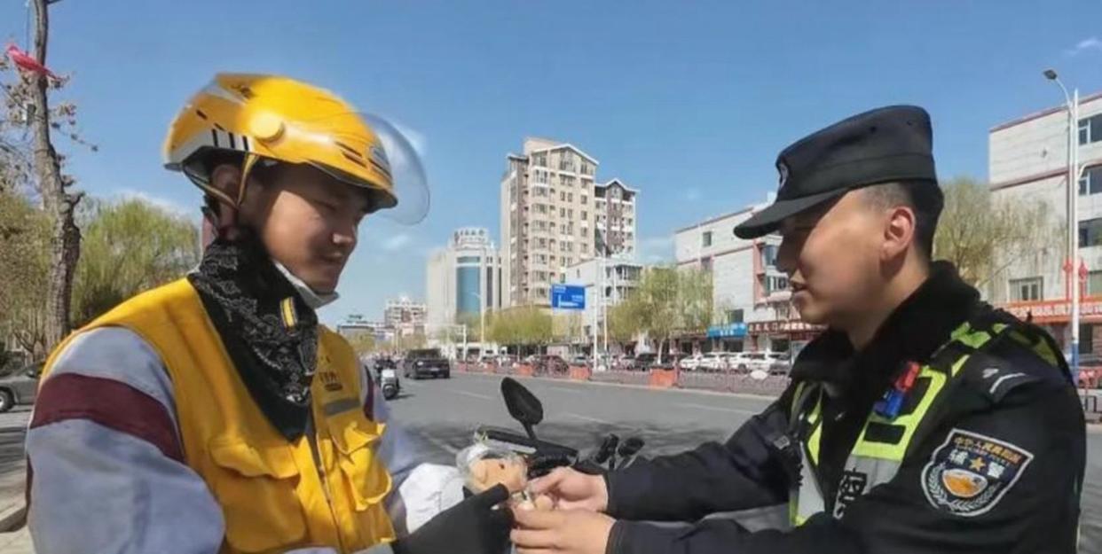 一个小伙子在路上捡到18万，一分没少还给了丢钱的人，结果对方咬定少了10万。小伙