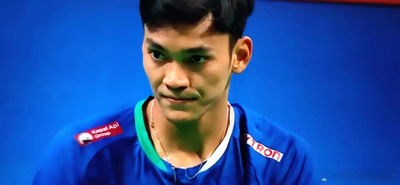 丹麦羽毛球男双半决赛，梁伟铿/王昶对阵印尼阿尔菲安/菲克里组合。第一局，