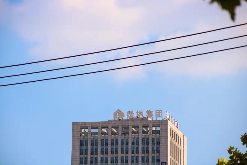 兄弟们，说个让我服气的事。我有个朋友，炒股不怎么“炒”。人家每年稳赚十多万到