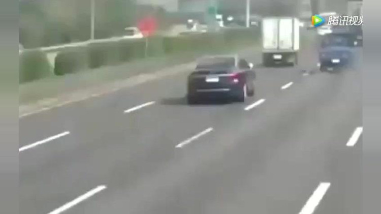 货车突然爆胎，宝马司机无敌变向，不是老司机绝对做不到