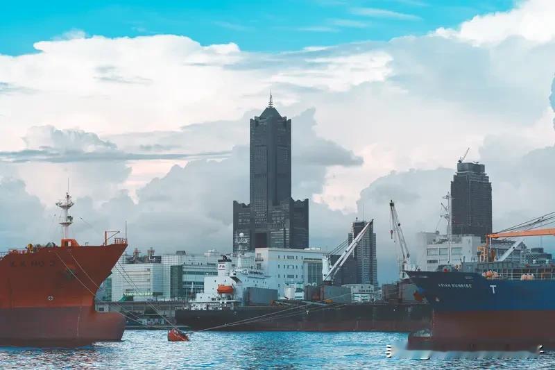 邱毅：高市不知日自卫队与解放军差距邱毅这话真是一针见血！高市早苗还明言自卫队要