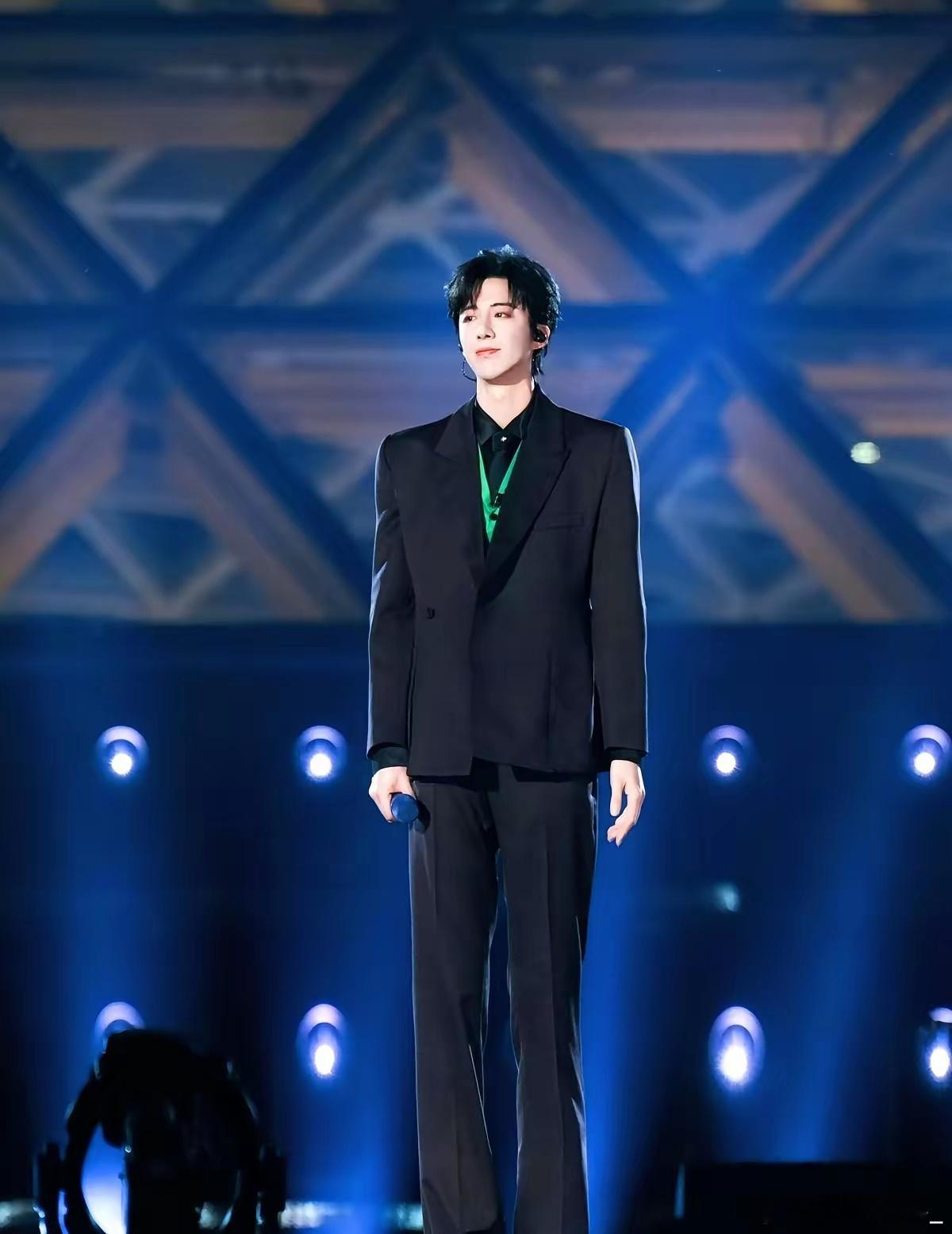 西装一上身，热搜就爆了。​10月27号晚，刘宇宁和黄子弘凡在《音乐缘计划1》唱完