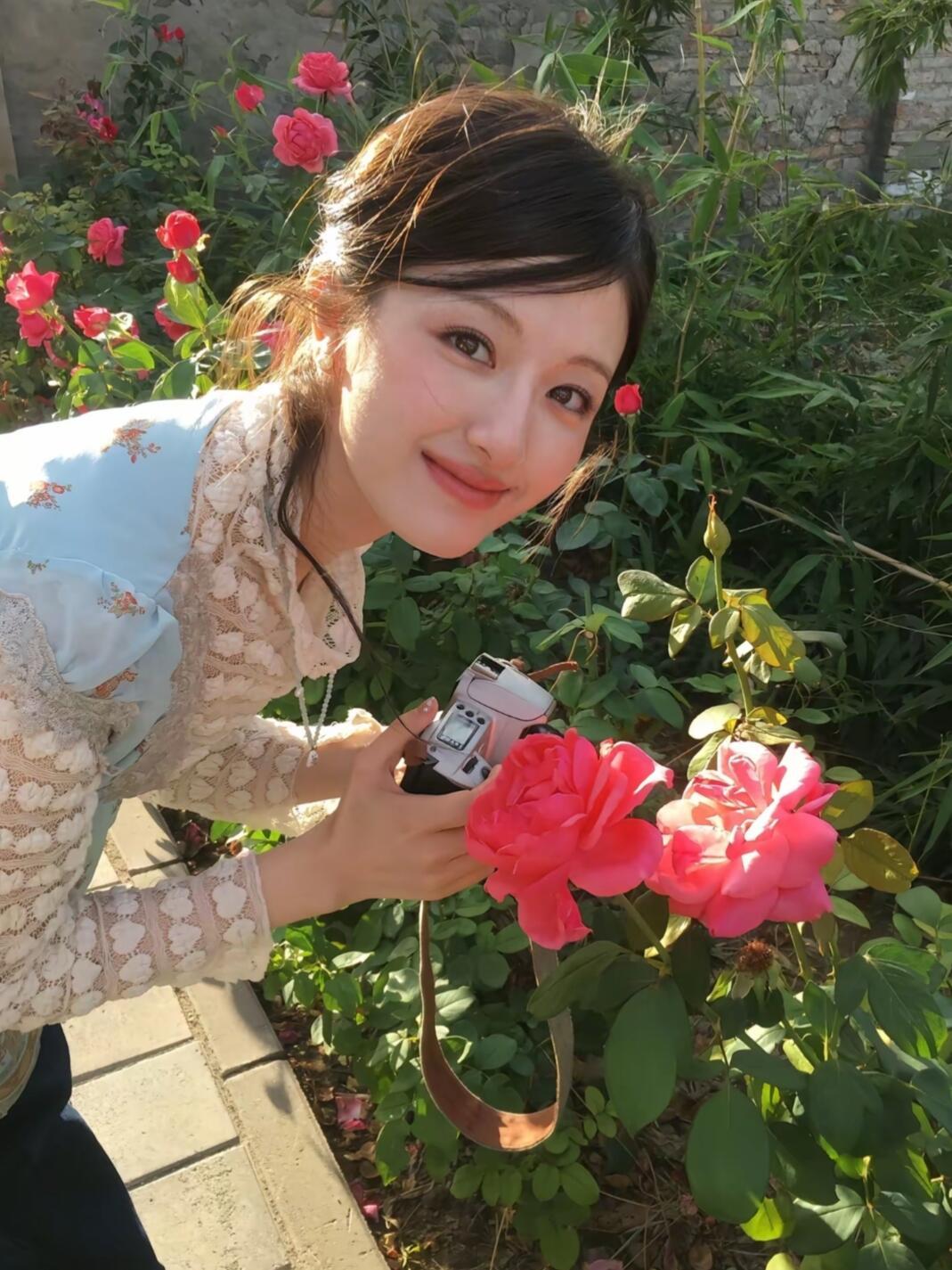 李兰迪把古城颜色穿在了身上李兰迪可塑性可太强了，每一种风格都轻松拿捏，这次的新疆