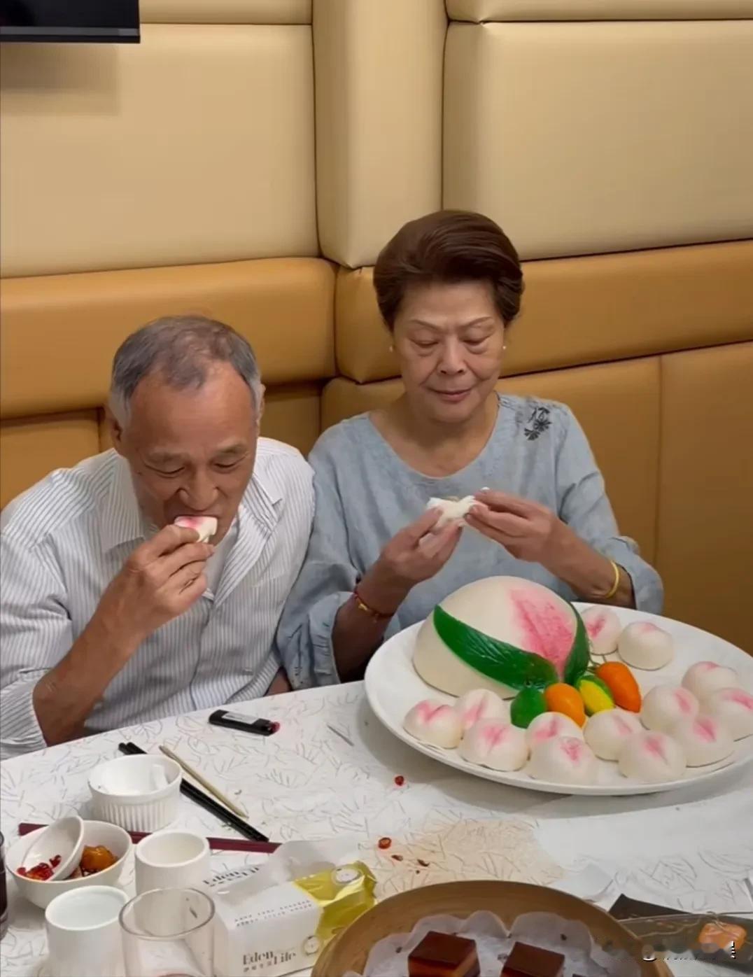 世界上最浪漫的事，就是陪着爱的人慢慢变老。80岁的陈慧敏为老婆惠嫂庆祝生日，老