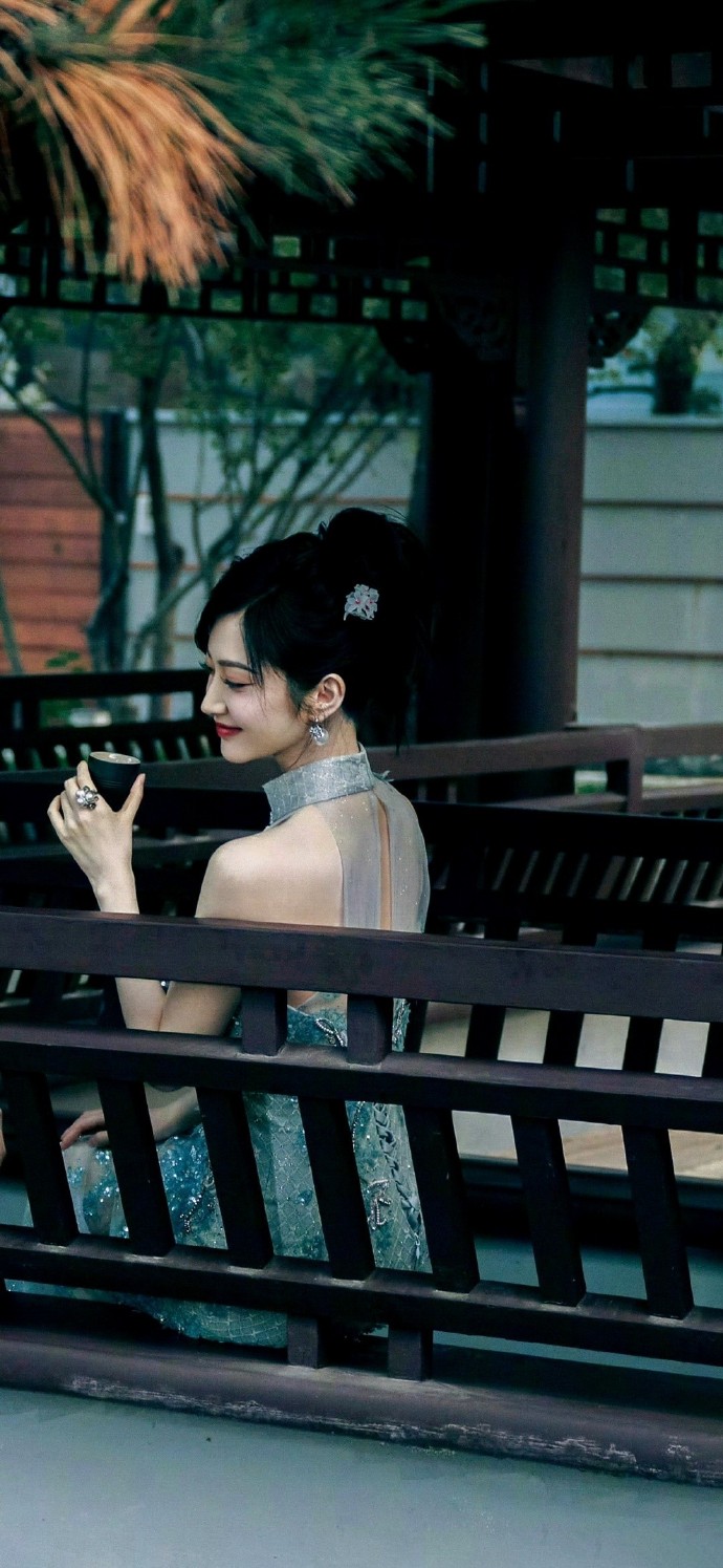 景甜写真精选，一袭蕾丝旗袍，曼妙迷人