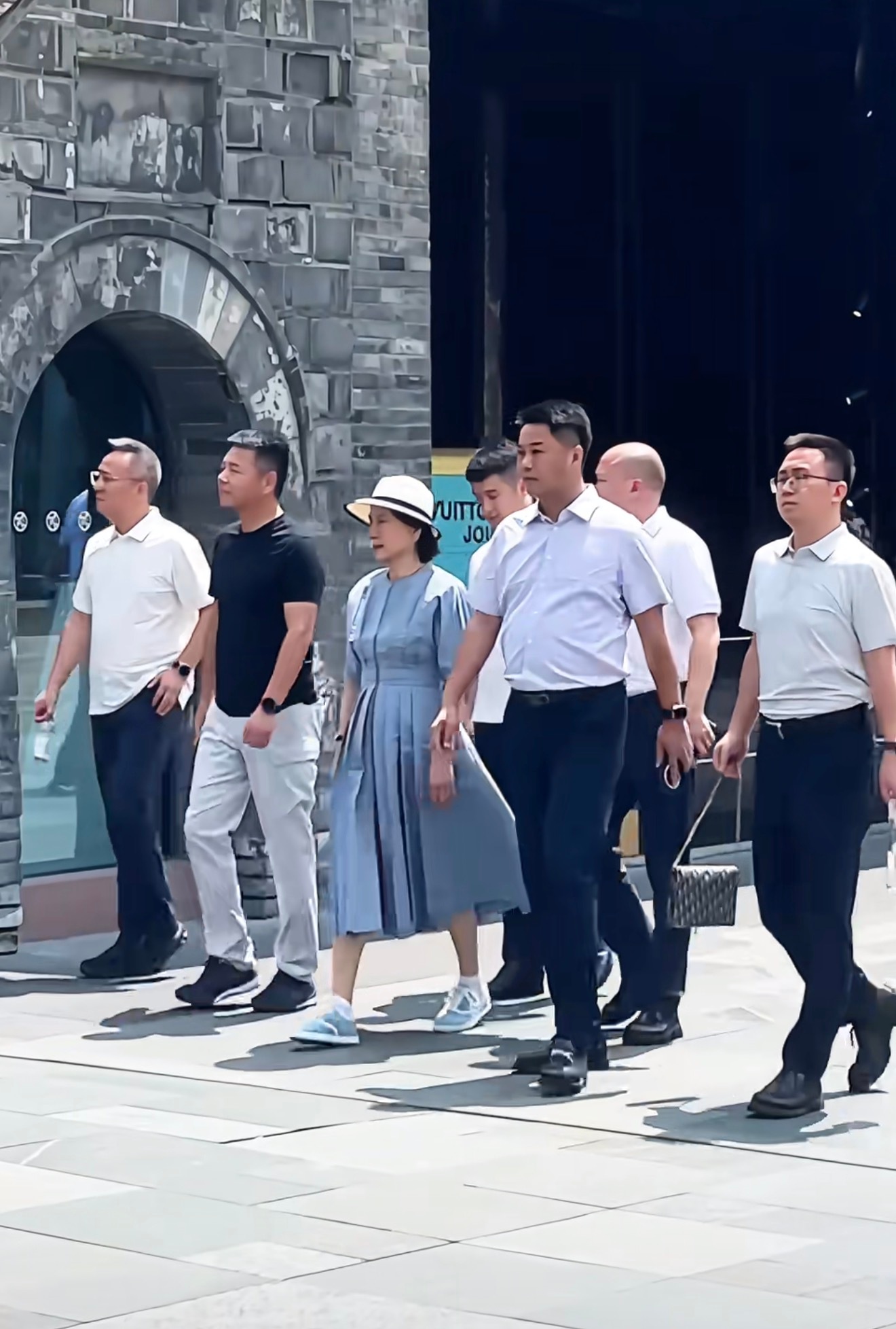 72岁董明珠现身成都，C位出街还有人帮拎包，果然权力才是女人最好的美容品