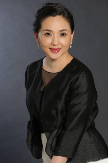 不拍吻戏、不嫁豪门，30岁自毁前程演妈妈，如今59岁风韵犹存