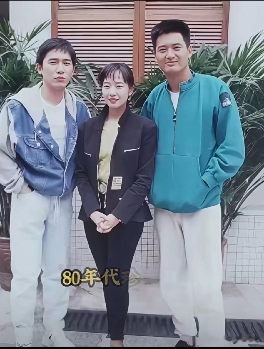 80年代一张珍贵合影。三位都是港影经典人物，两位男神轻松认出，中间这位气质出圈