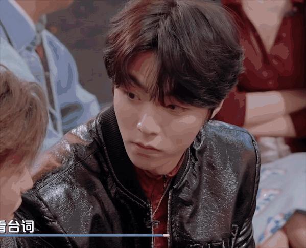 侯明昊拍戏期间只睡五个小时侯明昊和陈立农在聊拍戏的时间，侯明昊说四个月有时候会超