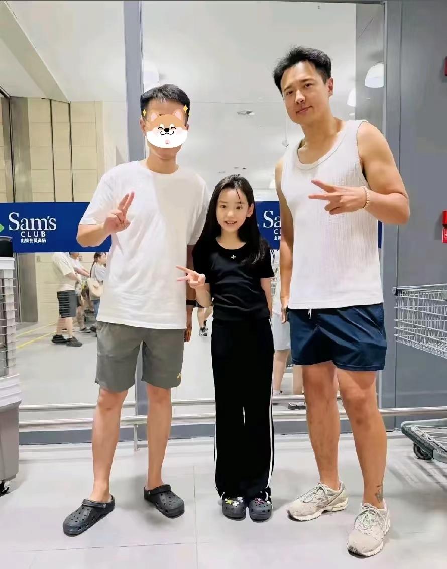 高云翔在天津生活，真的是太松弛了，带着女儿以及妈妈去超市购物，穿着白色的背心就去