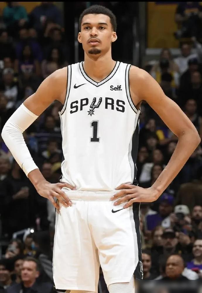 别再意淫字母哥了。我告诉你，马刺根本就没想过现在赢球。你们讨论的那些交易方案