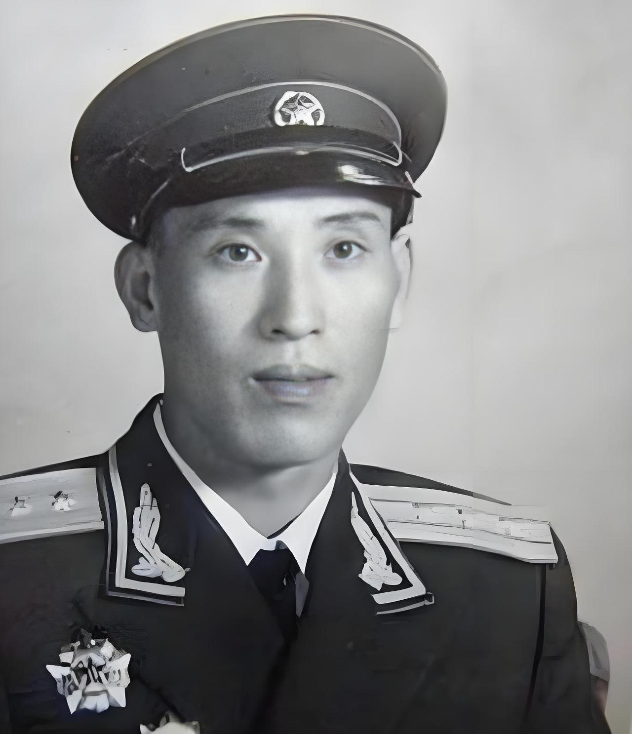 1959年，白城子街头，一个脏兮兮的乞丐死死抱住一位少将：“师长，我没死！”将军