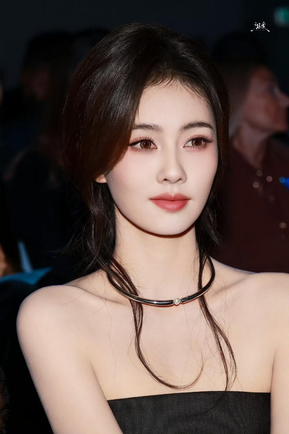 1.白鹿最近推掉了很多剧本，她这两年工作量巨大，一直都在无缝进组，为了状态还得