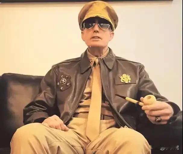 麦克阿瑟这辈子，最逆天的就是他的每一次功劳都不是他自己的结果，菲律宾反攻如此，日