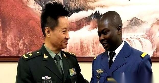 你敢信吗，非洲有个国家叫卢旺达，他们搞了两套班子。一套是正经干活的，专门跟咱们中