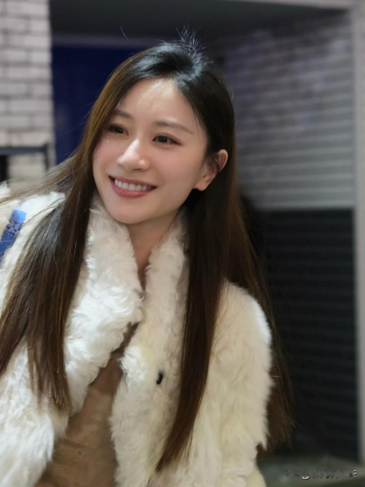 文章的新女友，看起来和他还挺有夫妻相的，五官给人的感觉就长得很像文章。这个新女