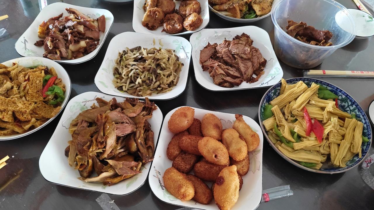 在中国发现了一个奇怪的现象，只要爸爸妈妈不在了……什么姨姨叔叔表兄弟，还有一些