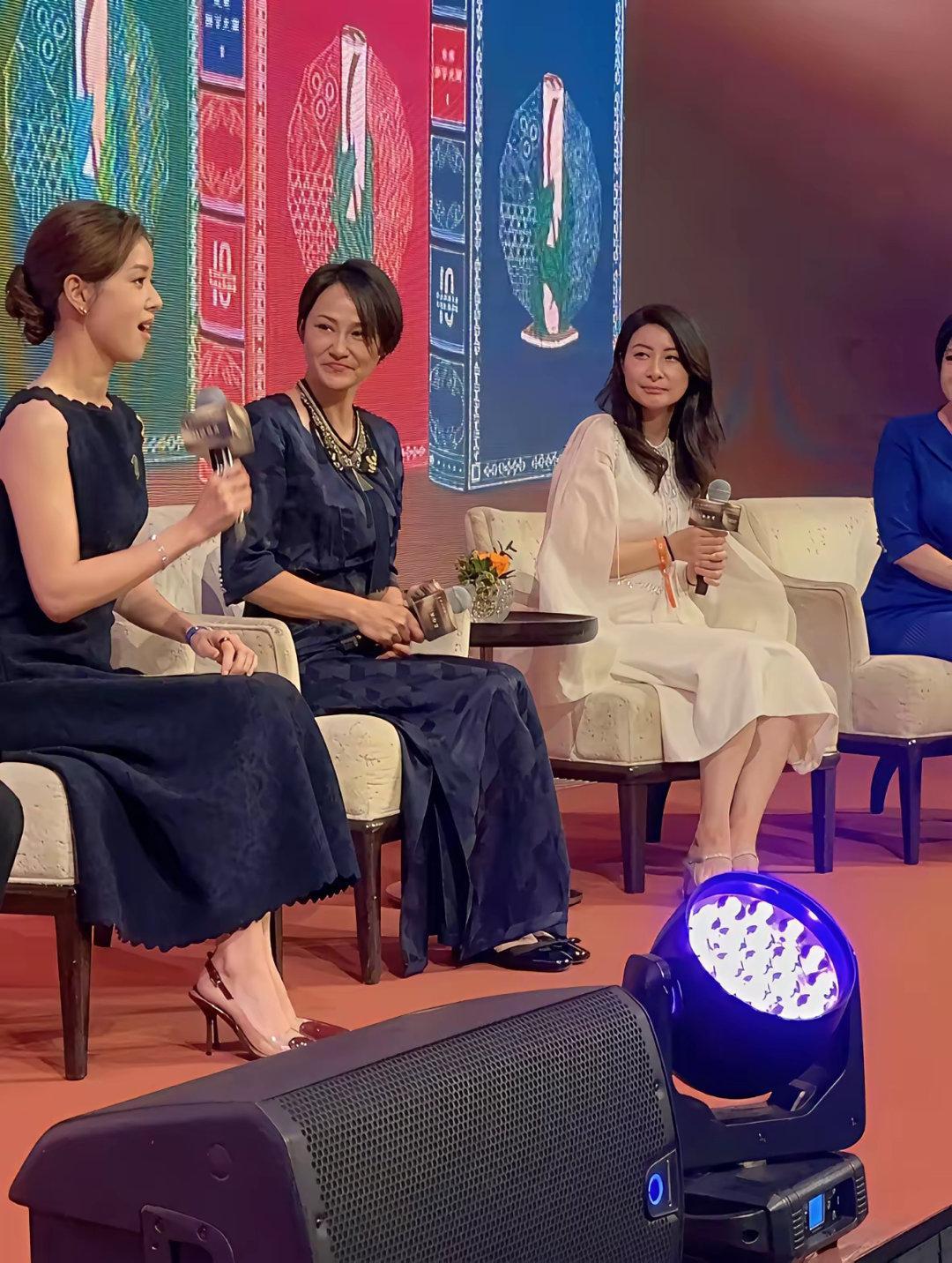 章泽天、郭晶晶同样都是富太太，可坐在一起差距显而易见!