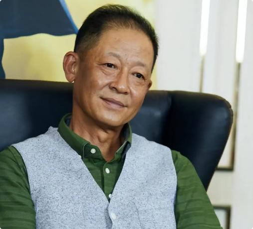 王志文说："女人若是性子偏内向，不爱凑热闹扎堆，平日里素面朝天，各类应酬聚会一概