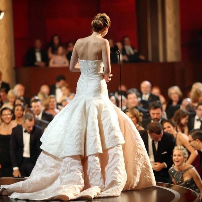 红毯最狠“社死”：孟子义摔出胸垫的3秒，比摔倒疼一百倍！当时她摔得挺重，但被扶