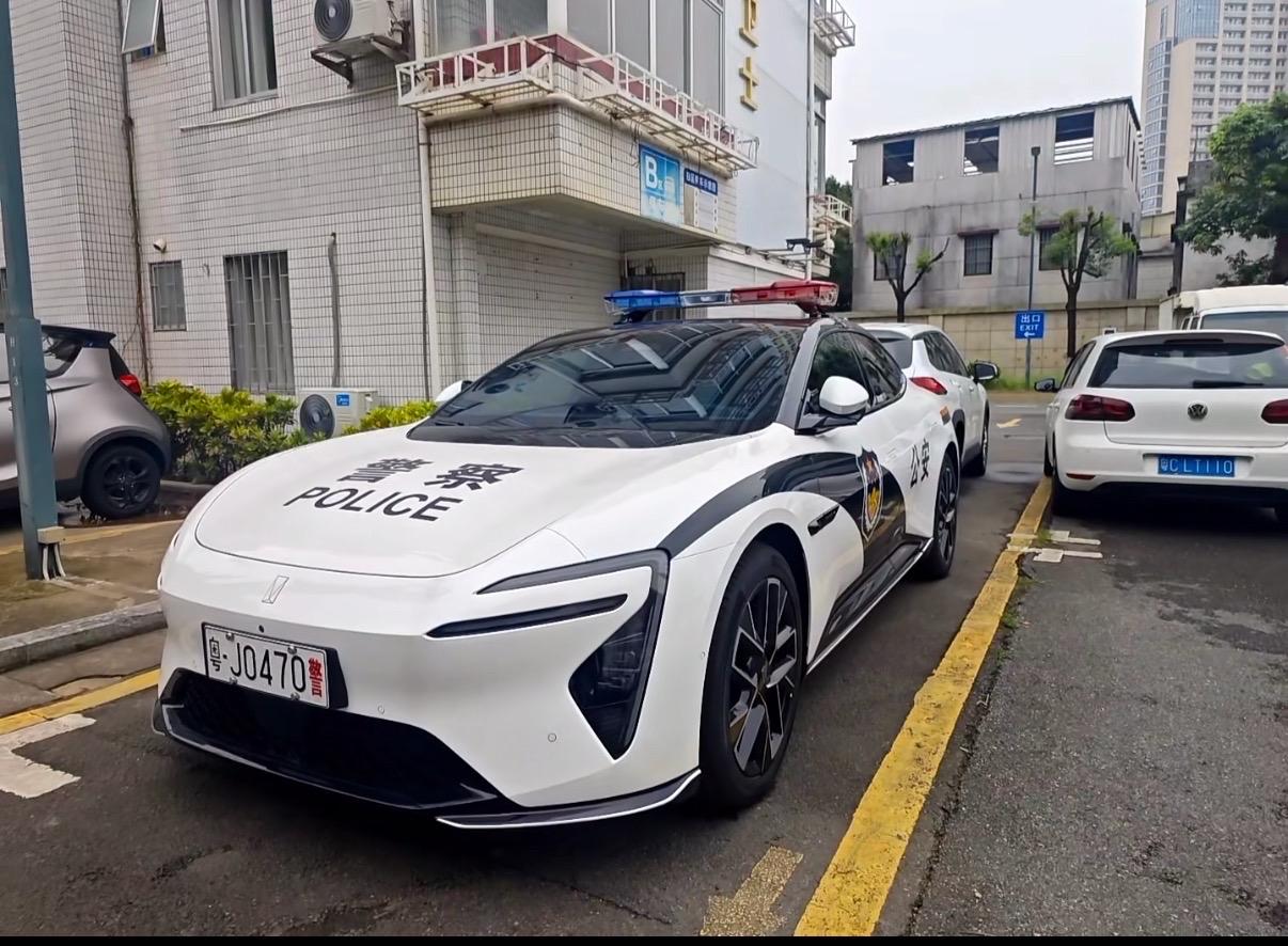 刷到网友拍的阿维塔06警车皮肤，咱就说这身皮肤谁穿谁有型[赞]阿维塔06全系