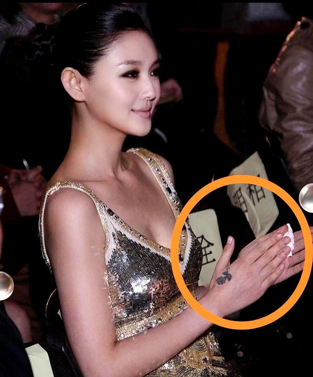 大S最狠的算计，不在脸，在光秃秃的指甲。灵堂之上，一片肃黑，大S伸出的手，