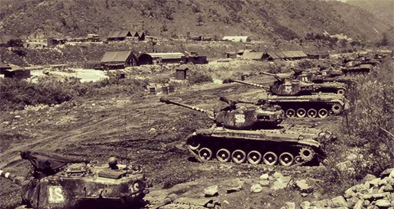 1951年，美军坦克向志愿军阵地冲来，可炮兵没接到命令，都不敢开炮。通讯线路