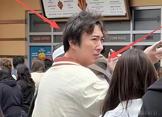 看到王思聪这样，觉得他心里也是受打击比较大吧。比起以前意气风发的样子，这两年的偶