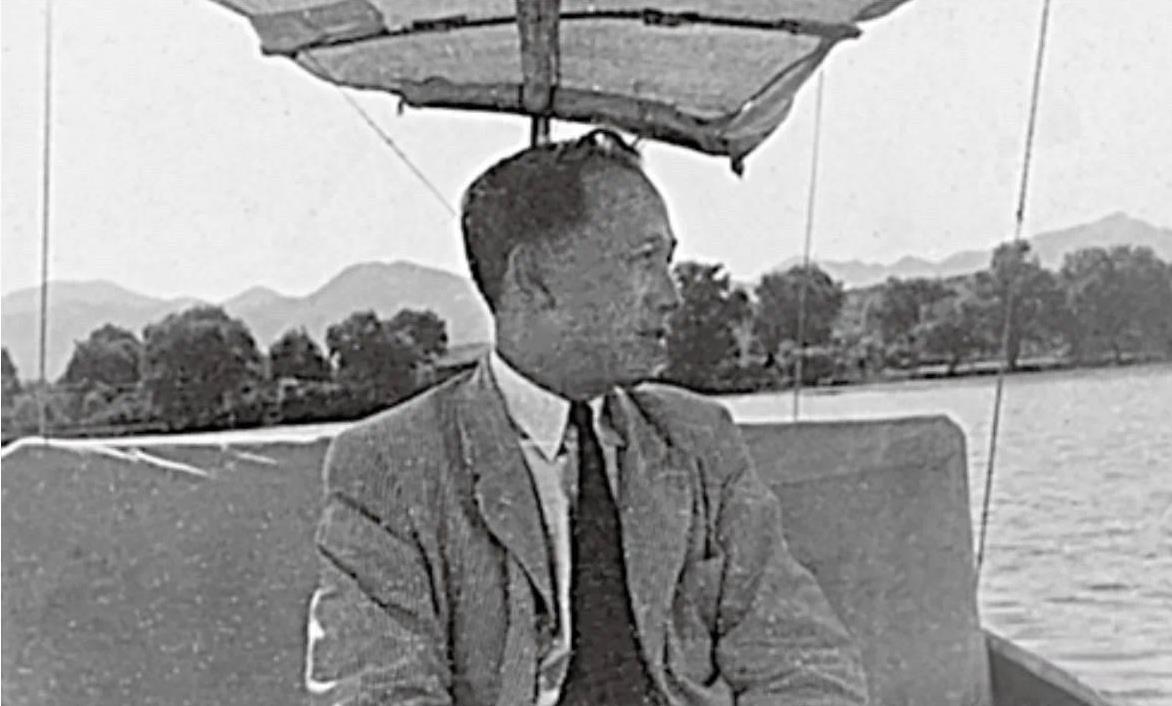 1947年，钱学森回国探亲期间泛舟西湖之上，面刀愁容，这时侯他本想留下工作，但无
