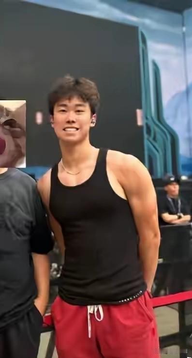 海清的儿子朱泓烨，小名蛋妞，今年已经19岁。一米九的蛋妞身材健壮，阳光爽朗