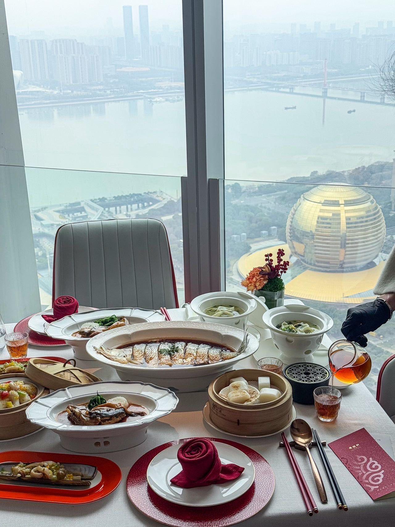 杭州来福士58楼的粤榕轩，招商蛇口浙江公司总经理赵海峰做东，建发杭州总经理马政纲