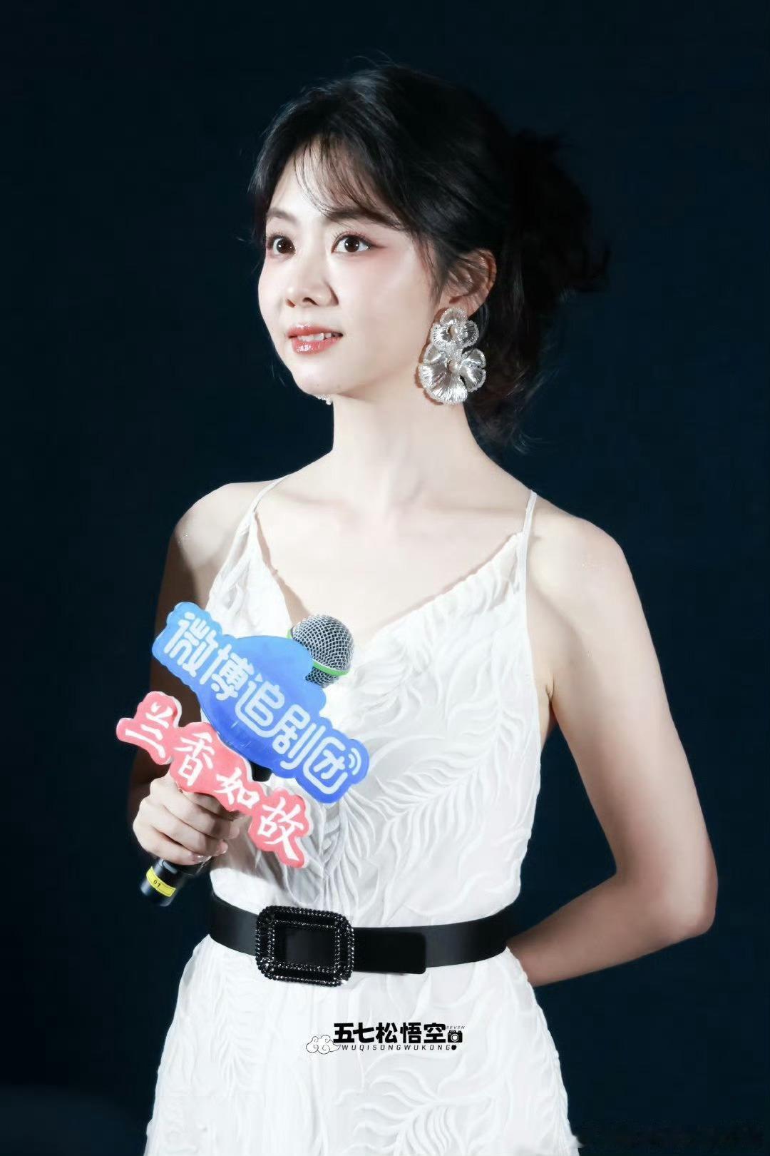谭松韵美成啥了谁懂啊！谭松韵这白裙造型，清纯中带着点小俏皮，卷发松松垮垮的，笑起
