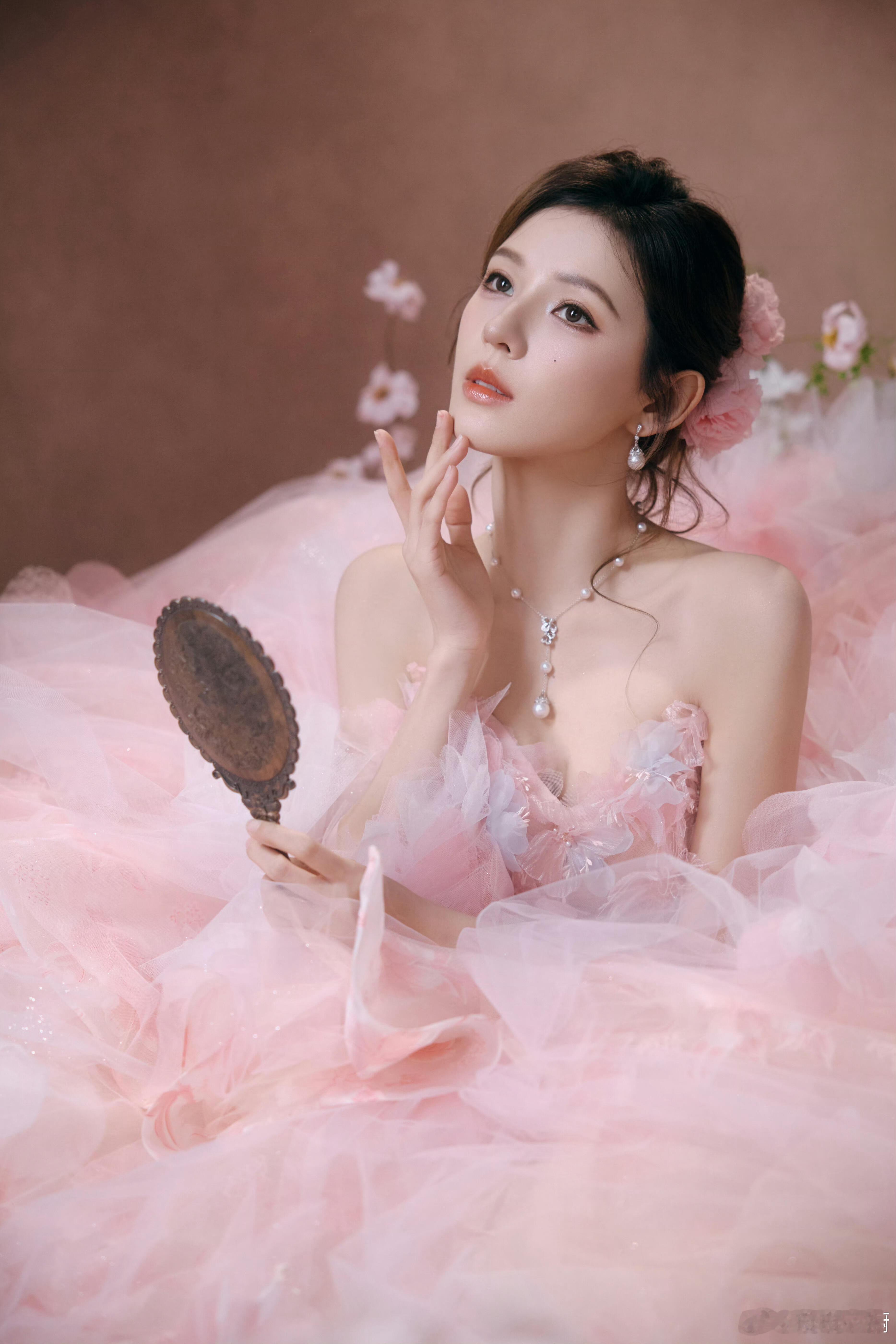 张予曦粉纱裙，在逃公主既视感！