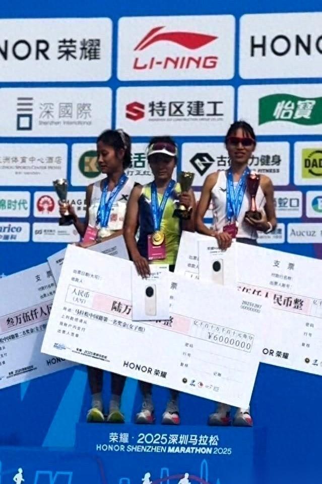 两个月，20万奖金。深圳马拉松，又入账4万2。一堆人还在那儿掰扯她的“争议”