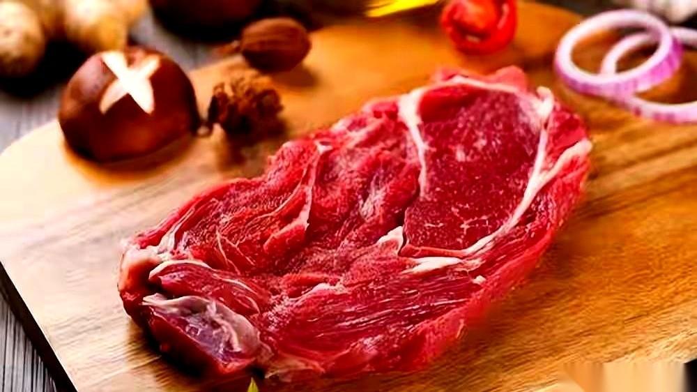 说说最近的牛肉市场。一刀劈下来，进口牛肉的价格，比咱们自己养的便宜了一半还不止