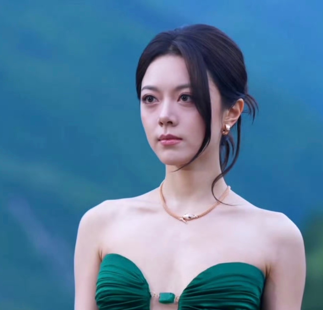 赵今麦今天vogue红毯状态很一般..黑眼圈好严重这哪里像00花