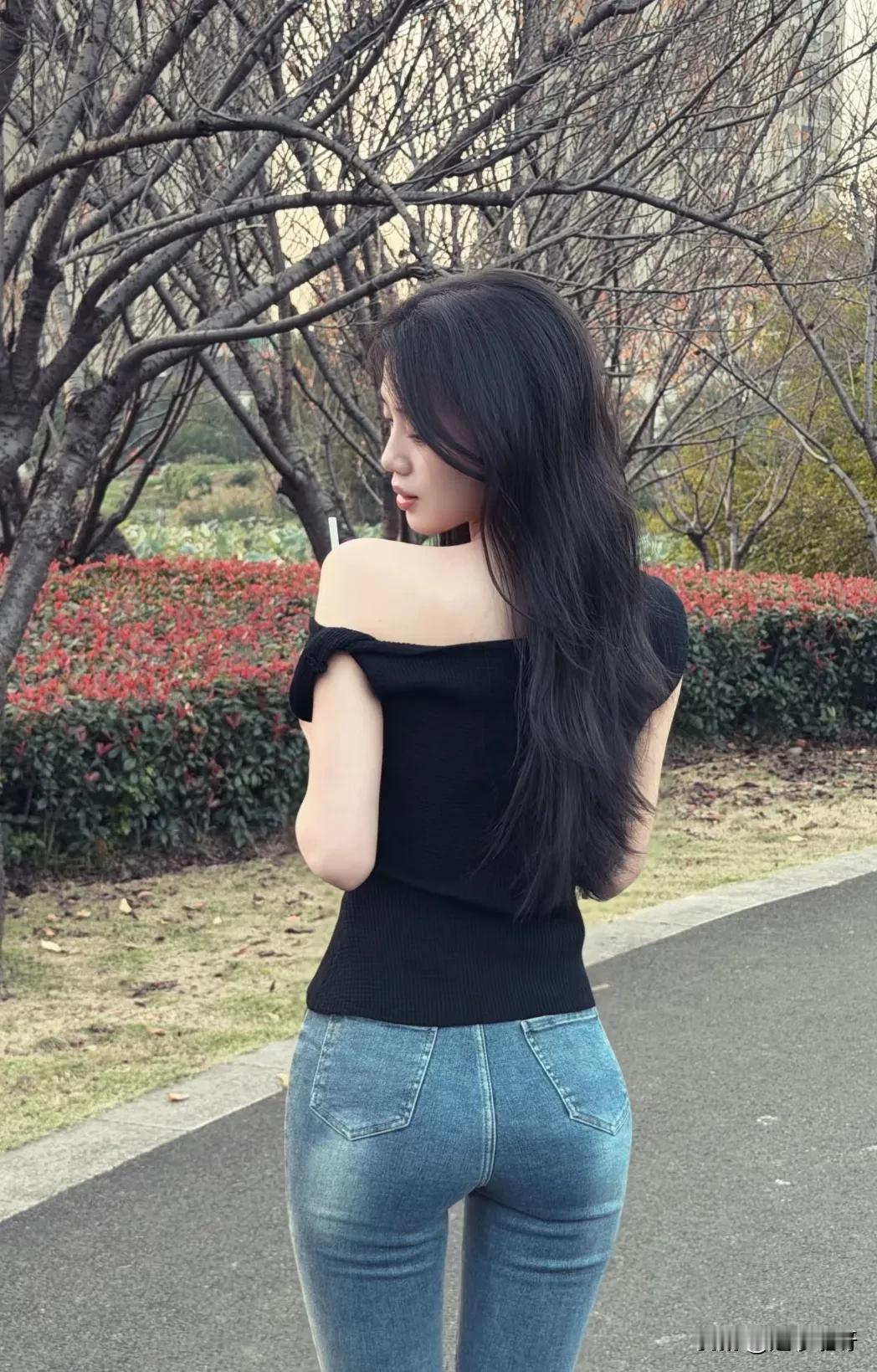 黑色上衣搭配牛仔裤的日常生活