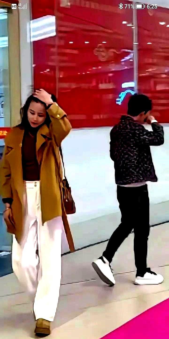 夫妻俩从民政局出来时，男人突然停住脚步。他转身问：“能让我再抱你一次吗？”女人