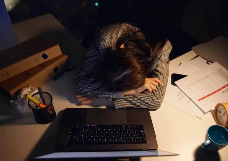 “悲剧还是发生了！”近日，广东深圳，一女子连续加班半个多月，每天才睡五六个小时，