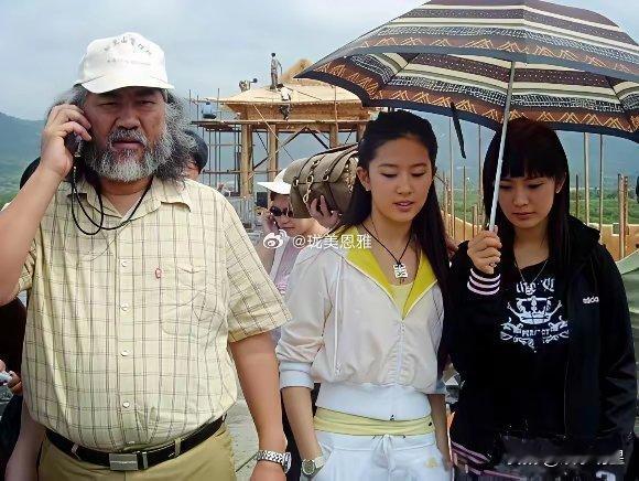 原来那时候小花们都自己打伞刘亦菲和杨幂当年在剧组友情很好，两人互相撑伞！