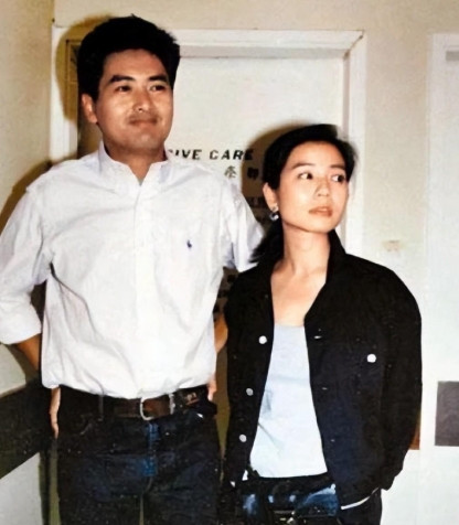 2007年，钟楚红丈夫葬礼，她在周润发怀里大声痛哭，十分悲伤。周润发没有说话，可