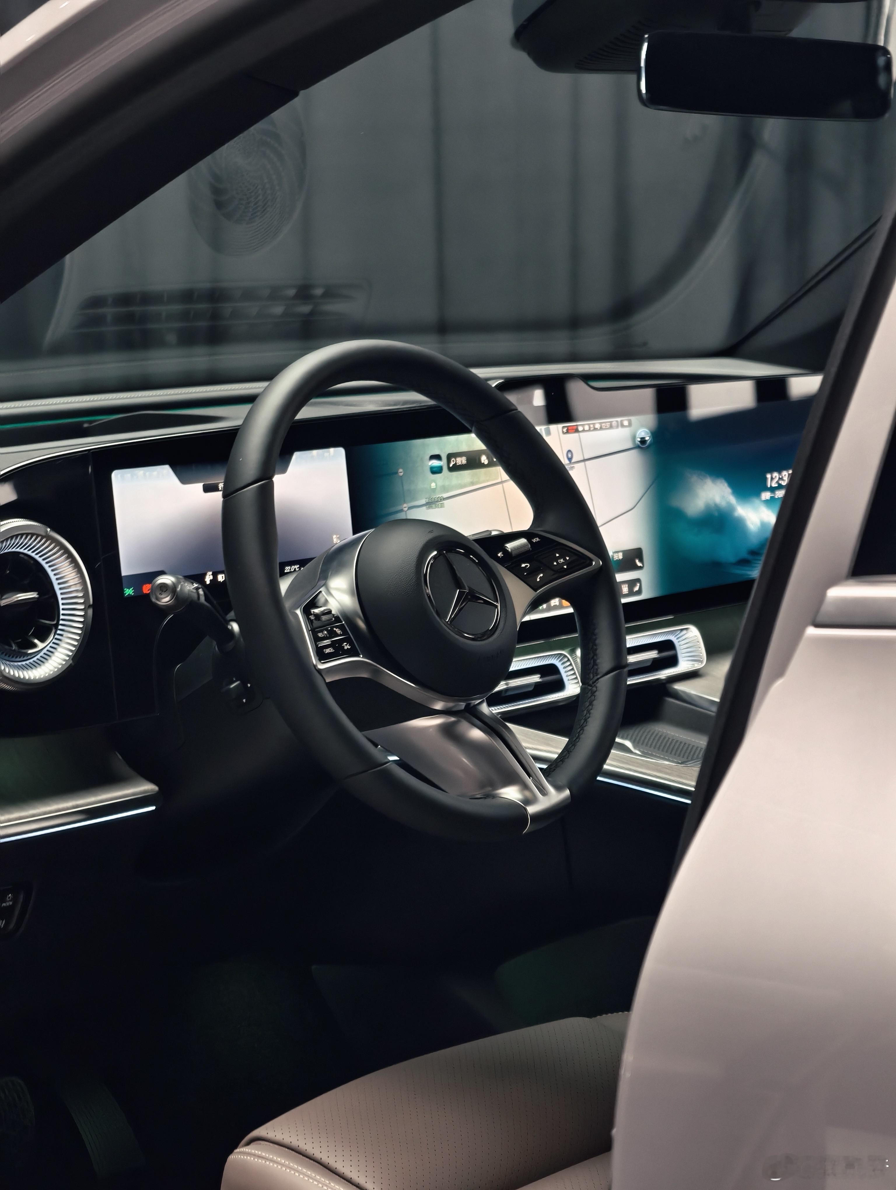 再发一组实拍图，因为外形真的太帅了专属中国市场的全新奔驰长轴距纯电GLCSUV