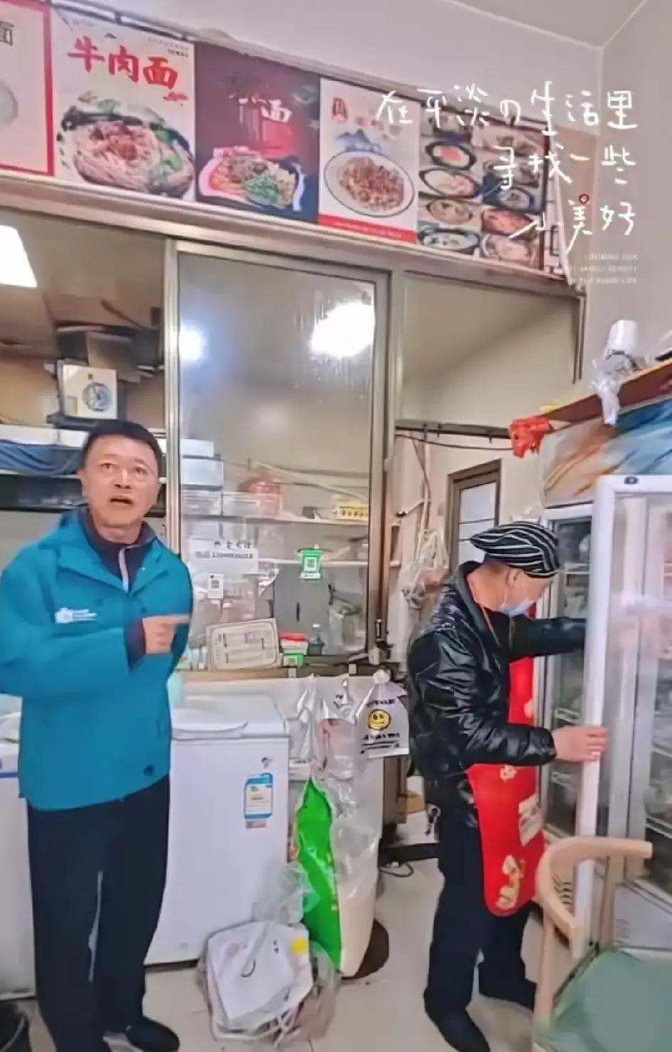 重庆的高洪波最近和朋友自驾游西藏。一路上他自己握方向盘，住吃都挑苍蝇小馆，像